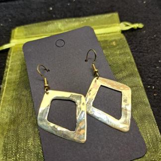 Boucles d’oreilles losange géométriques martelées – finition dorée –